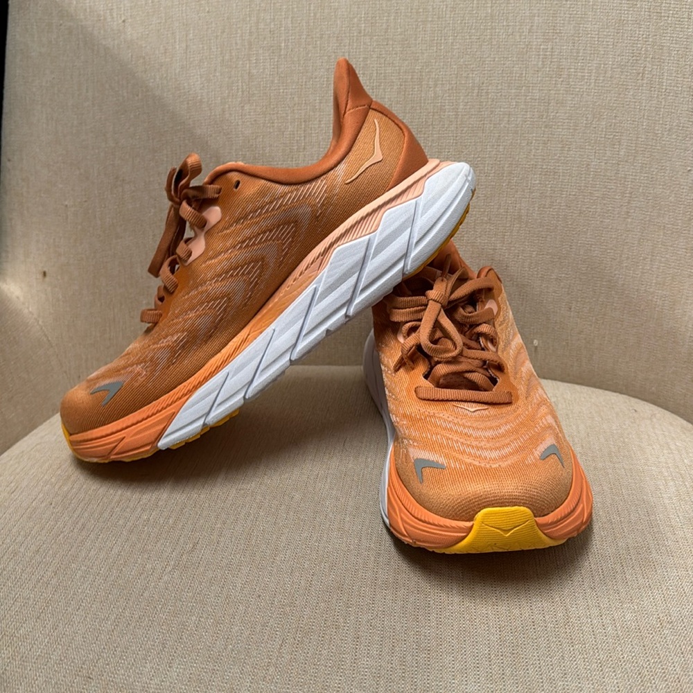 Women’s Hoka - Arahi 6 - size 6